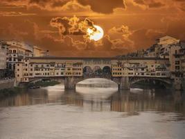 ponte vecchio bro florens på solnedgång foto