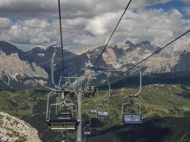 stol kabel- hiss i dolomiter foto