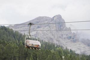 stol kabel- hiss i dolomiter foto