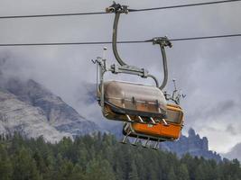 stol kabel- hiss i dolomiter foto