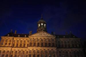 de stad hall av amsterdam förbi natt foto