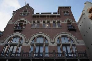 historisk gammal hus på amsterdam Centrum. nederländerna foto