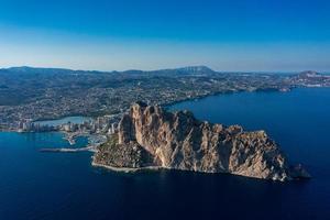 ifach sten i calpe tillflykt stad. Spanien foto