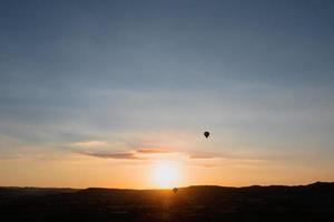 varm luft ballong i solnedgång foto