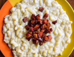 slovakiska nationell maträtt bryndzove halusky är tillverkad av små potatis klimpar och en krämig ost sås foto