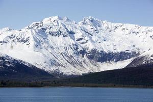glaciär bukt nationell parkera snöig bergen i vår foto