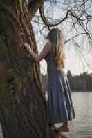 lady klättrande vide träd naturskön fotografi foto