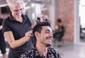 professionell frisör är skärande herr- hår i skönhet salong. foto