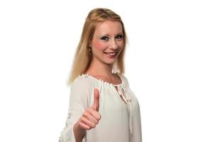entusiastisk motiverad attraktiv ung kvinna ger en tummen upp gest av godkännande och Framgång med en strålande leende foto