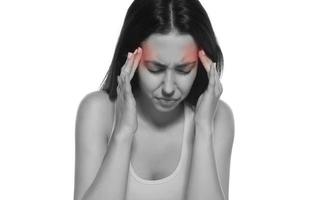 svart och vit Foto av en kvinna har huvudvärk
