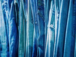närbild av blå jeans på en detaljhandeln utlopp foto