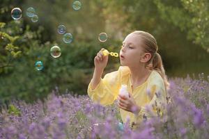 skön liten flicka i en fält med lavendel. foto