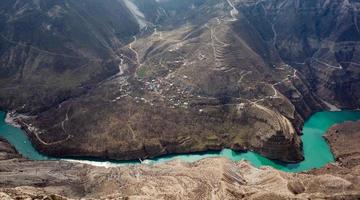 sulak kanjon är ett av de djupast raviner i de värld och de djupast i Europa. naturlig landmärke av dagestan, Ryssland. dagestan kanjon i bergen dubki foto