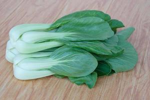 färsk bok choy eller pak choi eller kinesisk kål på trä- bakgrund för matlagning. begrepp, organisk grönsaker. friska mat. hög fibrer och vitaminer. mat Ingredienser. foto