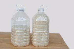 två plast flaskor den där innehålla korn av ris till förhindra från damm eller insekter. själv. begrepp, återanvändning plast flaska. noll avfall. foto