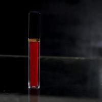 röd läppstift isolerat på svart bakgrund foto
