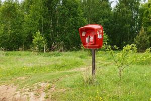 röd telefonautomat. telefonautomat stående i de fält. by telefon. ryssland foto