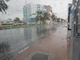 regn i uae väg sida skön se och Sammanträde område leverans pojke påbjudande i regnig bebis spelar stol gräs i regnig, trafic Fortsätta på väg i regnig dag foto