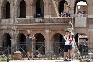 rom, Italien - juni 10 2018 - turister tar bilder och selfies på colosseo foto