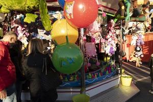 genua, Italien - december, 9 2018 - traditionell jul luna parkera roligt rättvis är öppnad foto