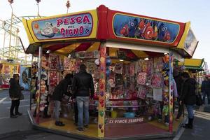 genua, Italien - december, 9 2018 - traditionell jul luna parkera roligt rättvis är öppnad foto