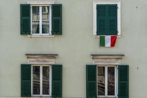 italiensk flagga på fönster under coronavirus quarentine foto