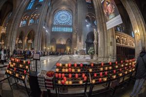 paris, Frankrike - Maj 1, 2016 - notre dame katedral fullt med folk för söndag massa foto