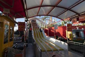 genua, Italien - december, 9 2018 - traditionell jul luna parkera roligt rättvis är öppnad foto