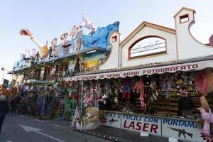 genua, Italien - december, 9 2018 - traditionell jul luna parkera roligt rättvis är öppnad foto