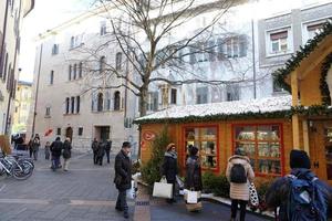 Trento, Italien - december 9, 2017 - människor på traditionell jul marknadsföra foto