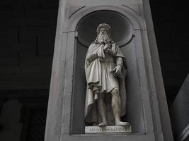 uffizi florens utomhus- staty känd Leonardo da vinci foto