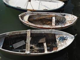 gammal övergiven små trä- fiske båt foto