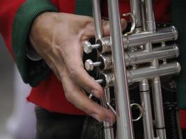 händer spelar trumpet detalj foto