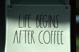 livet börjar efter kaffe tecken foto