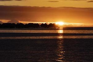 över vatten bungalow solnedgång i moorea franska polynesien foto