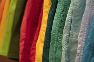många annorlunda färger man baddräkter underkläder i en Lagra foto
