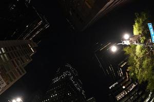 ny york stad natt skyskrapa stadsbild från gata foto