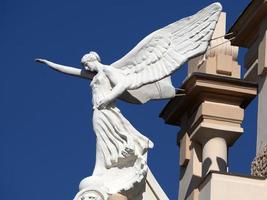 seger fascism ängel staty på de topp av gammal byggnad foto