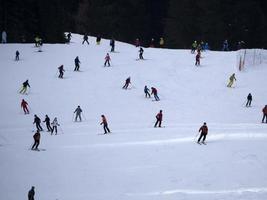 många skidåkare skidåkning i dolomiter gardena dal snö bergen foto