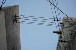 malta elektrisk trådar hängande på byggnad foto
