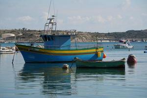 malta färgrik målad fiske båt i marsaxlokk by foto