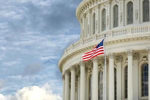 washington dc capitol detalj med amerikansk flagga foto