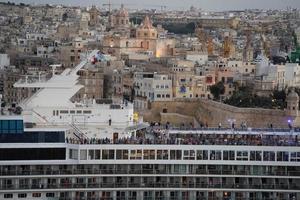 valletta, malta - oktober 30 2022, marella utforskare kryssning fartyg lämnar vallettas hamn foto