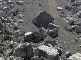 sten sten lavin i dolomiter foto