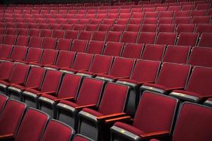 många tömma sittplats i teater foto