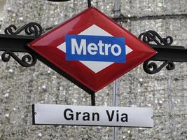 gran via metro station tecken i madrid Spanien foto
