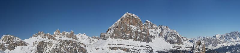 dolomiterna enorm panoramautsikt i vintersnötid foto