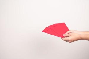 kvinna innehav kinesisk röd kuvert, pengar gåva för Lycklig lunar ny år Semester foto