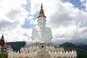 buddha statyer framför himlen i wat phra thart pha kaew foto