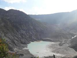 jag tog detta Foto medan på semester till tangkuban parahu på de ö av java. den är ett av de populär turist destinationer eftersom av dess mycket skön och exotisk landskap